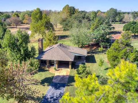 Private Cabin on acreage- Pool and Tennis court!