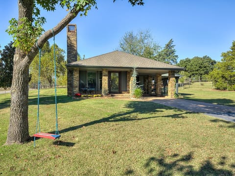 Private Cabin on acreage- Pool and Tennis court!