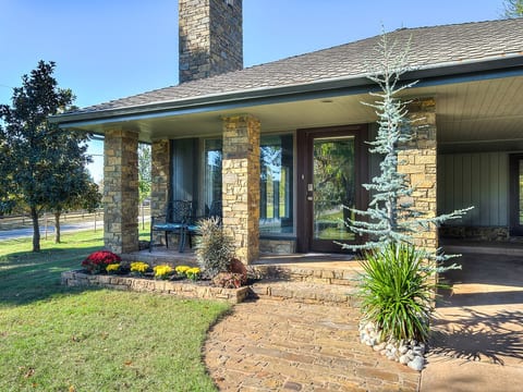 Private Cabin on acreage- Pool and Tennis court!