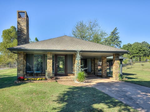 Private Cabin on acreage- Pool and Tennis court!