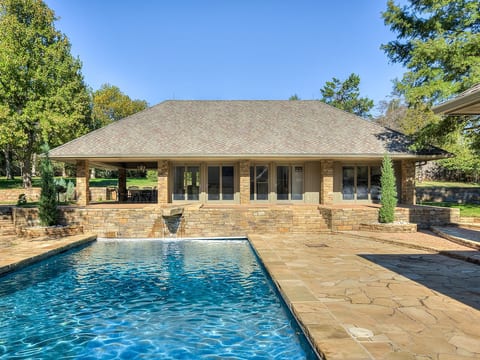 Resort living in Edmond with pool & tennis court!