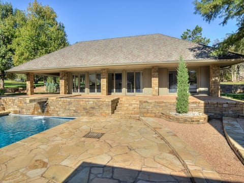 Resort living in Edmond with pool & tennis court!