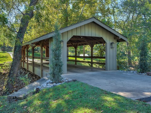 Resort living in Edmond with pool & tennis court!
