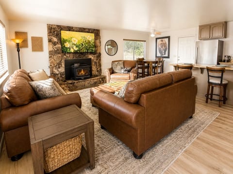 Yosemite Gateway Rustic Cabin image 2
