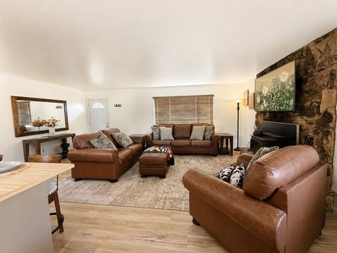 Yosemite Gateway Rustic Cabin image 3