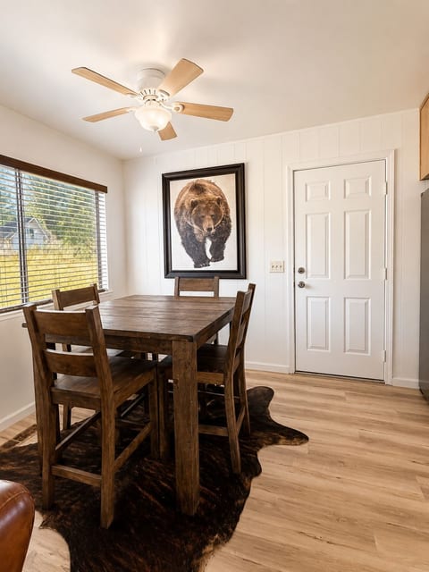 Yosemite Gateway Rustic Cabin image 4