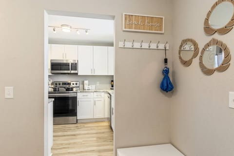 Spacious and complete full kitchen