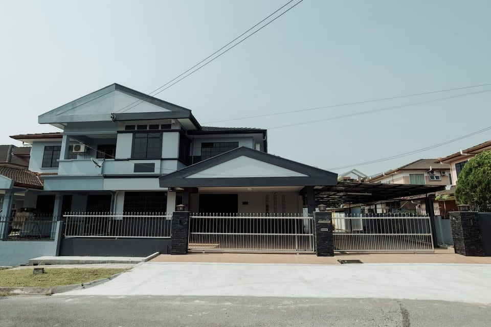 This spacious 200m² semi-bungalow boasts two storeys, freshly painted in modern grey and dark grey tones. With 4 under-roof carparks, automated gates for added privacy, and contemporary finishes, it's the ideal for your stay.