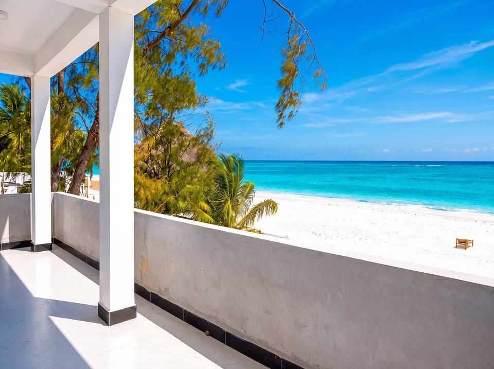 Beachfront Bliss with Stunning Ocean Views - Uroa