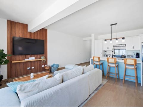 Shredder's Oasis: Encuentro Beach Surf pad