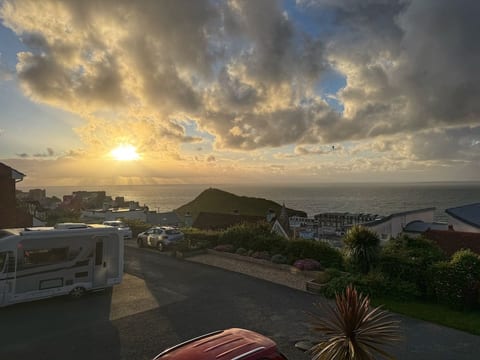 3 bed, priv. parking, stunning views, beach 9 min