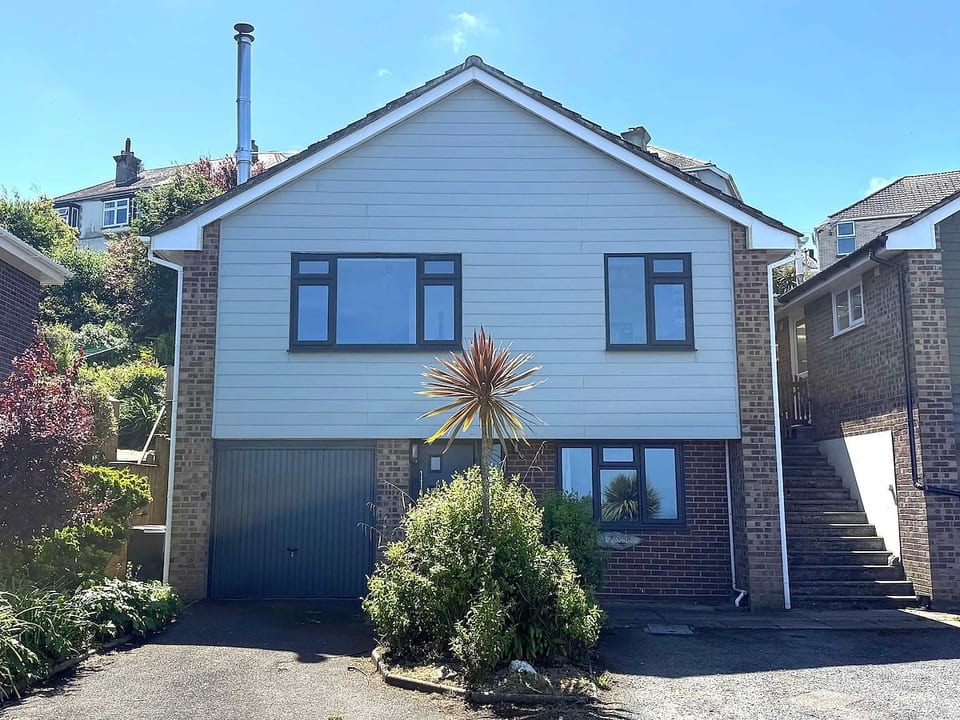 3 bed, priv. parking, stunning views, beach 9 min image 1