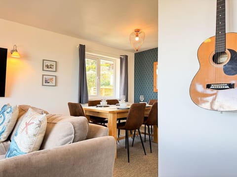 3 bed, priv. parking, stunning views, beach 9 min