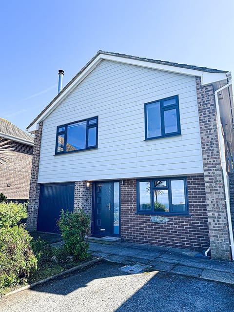 3 bed, priv. parking, stunning views, beach 9 min