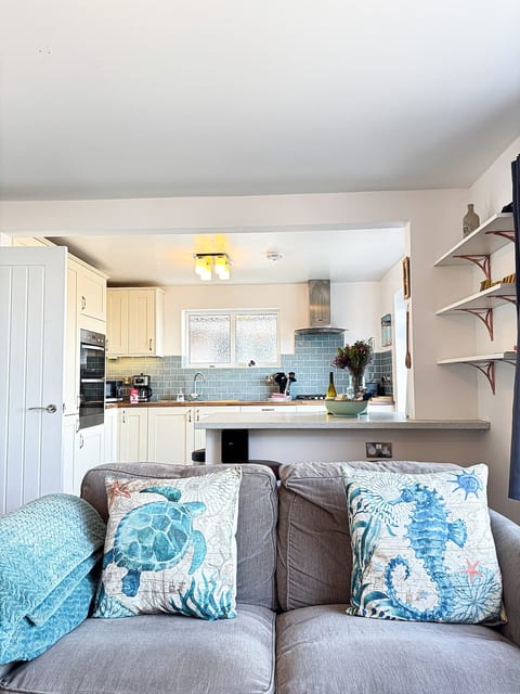 3 bed, priv. parking, stunning views, beach 9 min