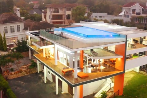 Luxurious Villa ~ Rooftop Pool ~ Stunning Views!