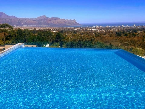 Luxurious Villa ~ Rooftop Pool ~ Stunning Views!