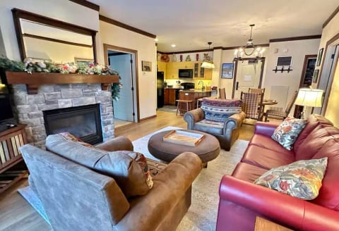 Luxury Condo*Walk to Ski Lifts*Hot Tub*Pool*Sauna!