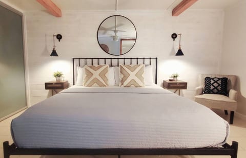 Enjoy a great night sleep in this amazing oversized suite, designed and decorated with an elegant Coastal Decor theme to complete your Hawaiian Paradise experience. You'll love it all, from the cozy warm beams, to the custom designed feature wood w