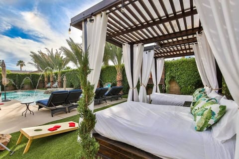 Luxe Cali Villa | XL Pool, Firepit, Cabanas, Games