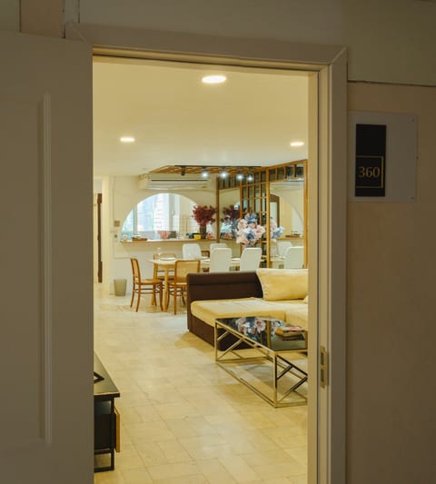 Big unit for 8 people, city center Silom image 4