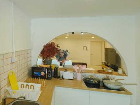 Big unit for 8 people, city center Silom image 2