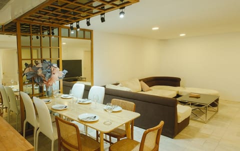 Big unit for 8 people, city center Silom image 3