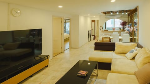 Big unit for 8 people, city center Silom image 1