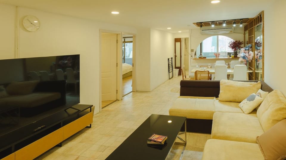 Big unit for 8 people, city center Silom image 1