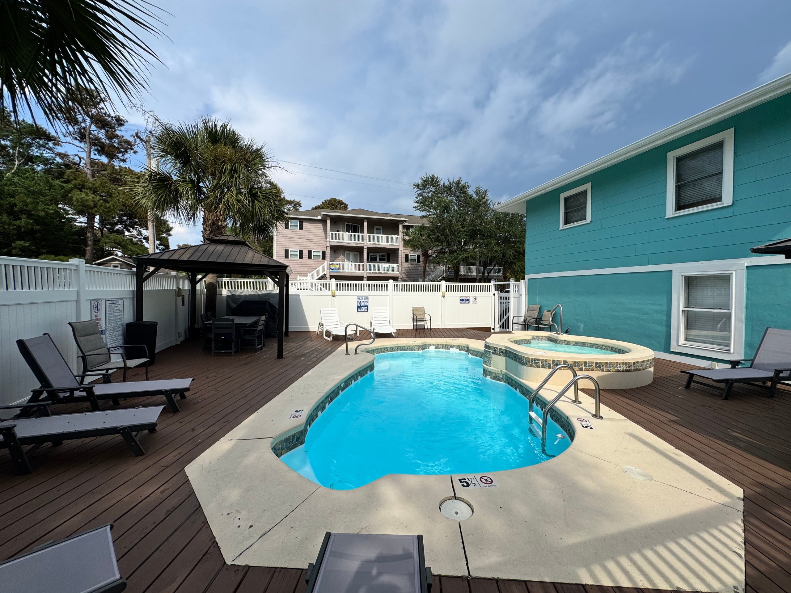 Sunrise Retreat-private pool/hot tub-North Myrtle