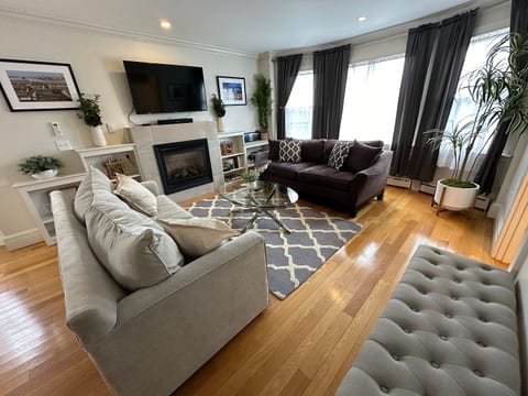 Living Room w/ Gas Fireplace