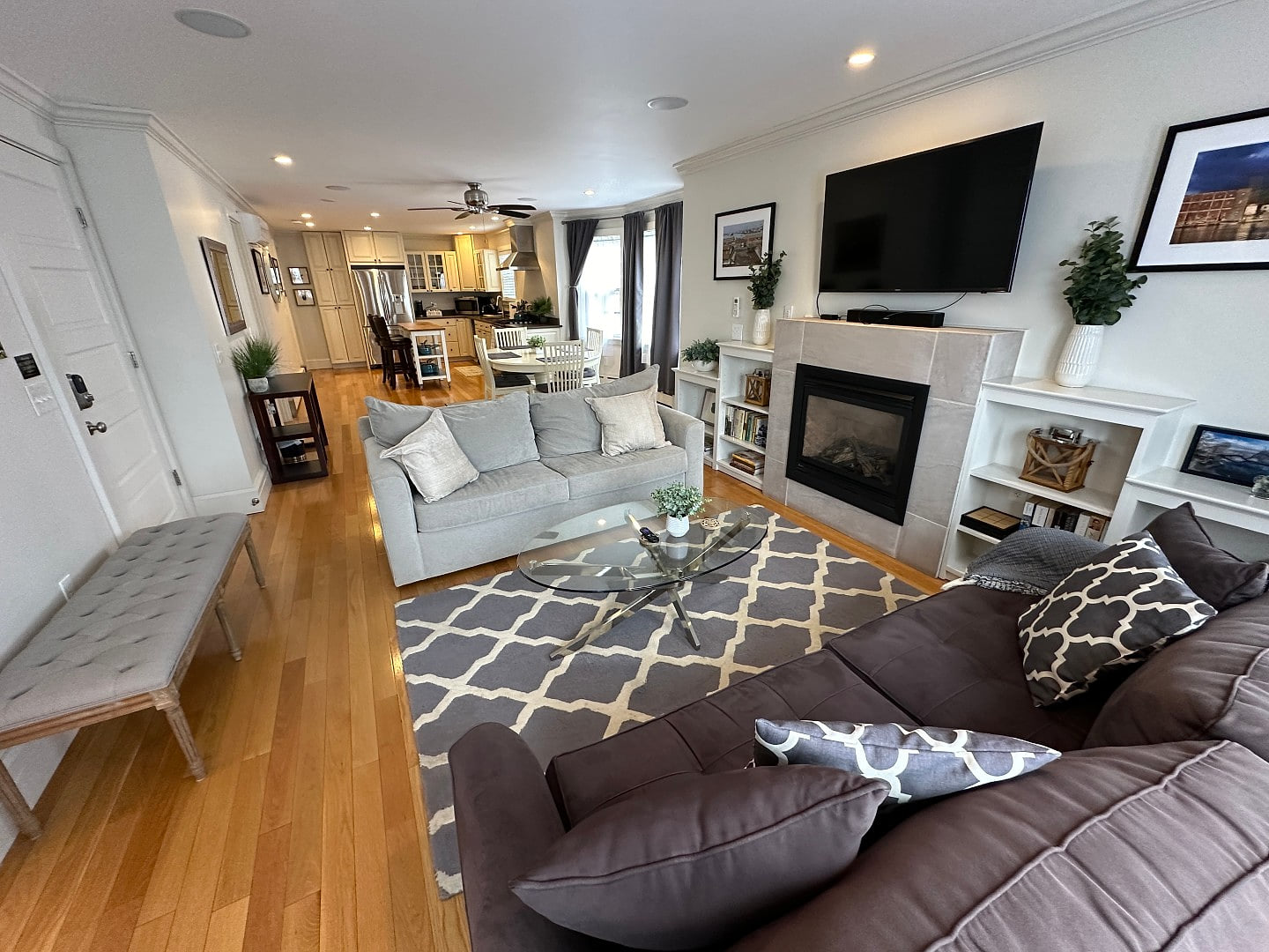 Bright and Open 2 Bed 1 Bath Apt. off Broadway