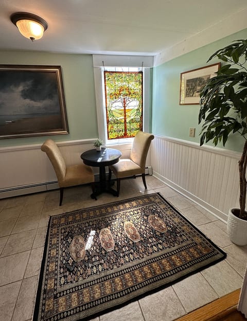 Bright & Airy Private 1BR Suite Downtown Newport