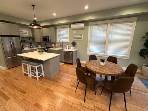 Full Kitchen & Dining Area