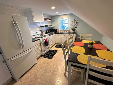 Kitchen & Dining Area