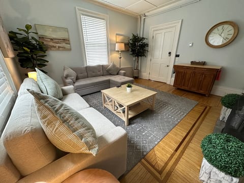 Living Area w/ Sofa Bed