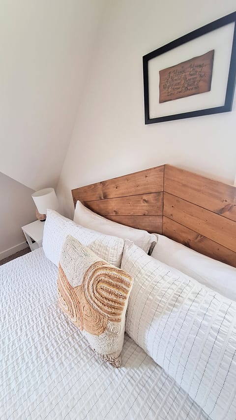 Crescent Heights Home | Walk to McHugh Bluff