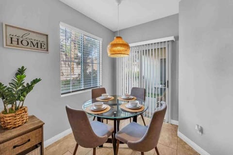 Haus 215 * NEAR STRIP * 1st floor condo