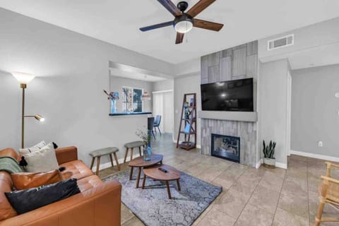 Haus 215 * NEAR STRIP * 1st floor condo