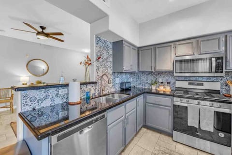 Haus 215 * NEAR STRIP * 1st floor condo