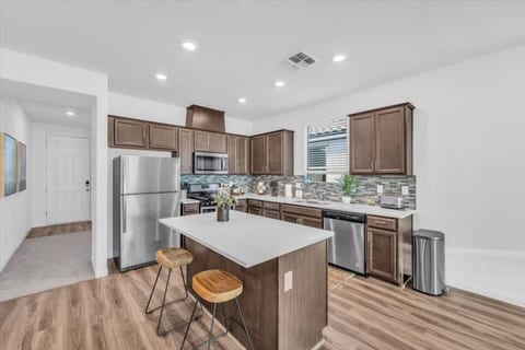 1 New Story| 3 BR 2 BTH * Extended stays welcome
