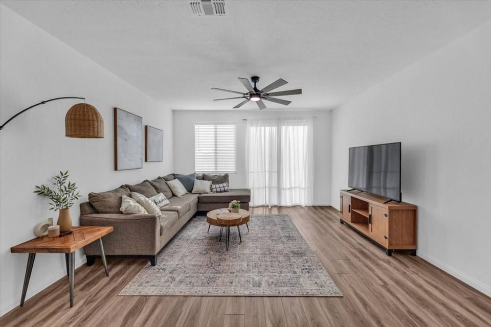 1 New Story| 3 BR 2 BTH * Extended stays welcome - North Las Vegas