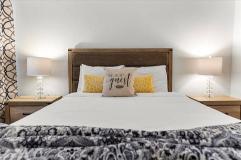 Nestle Inn 702*Gated w/parking and wifi