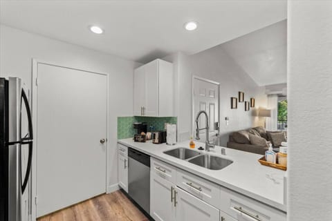 Nestle Inn 702*Gated w/parking and wifi
