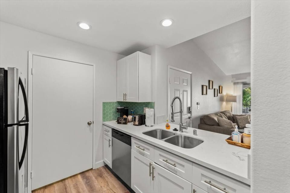 Nestle Inn 702*Gated w/parking and wifi - Las Vegas