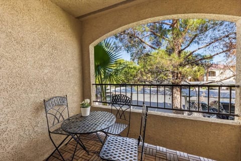 Nestle Inn 702*Gated w/parking and wifi