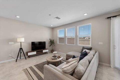 The Grove702 * 3BR + LOFT Gated •