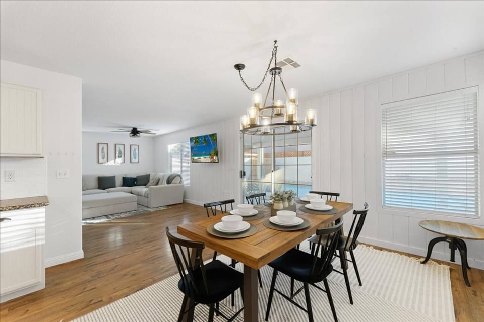 Nomad Layover • 4BR w/5 BEDS | POOL * BBQ | Wifi - North Las Vegas