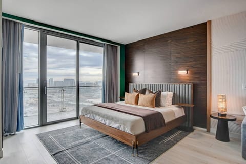 PH Suite PALMS PLACE 37th FLR Balcony *Remodeled