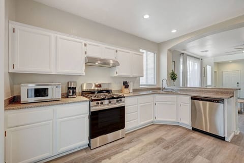 Whispering Elm * 3 BR + LOFT * Oversized driveway